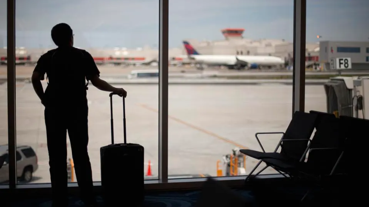 "Vuelos en peligro: grave escasez de pilotos y controladores aéreos en EE. UU. provoca retrasos masivos en Atlanta y Los Ángeles"