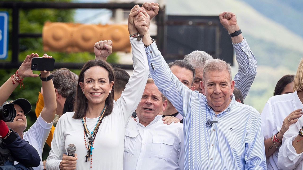 "Venezuela en el Fuego: La Epopeya de Machado y su Pueblo que Lucha por Restaurar la Democracia en un País en Crisis"