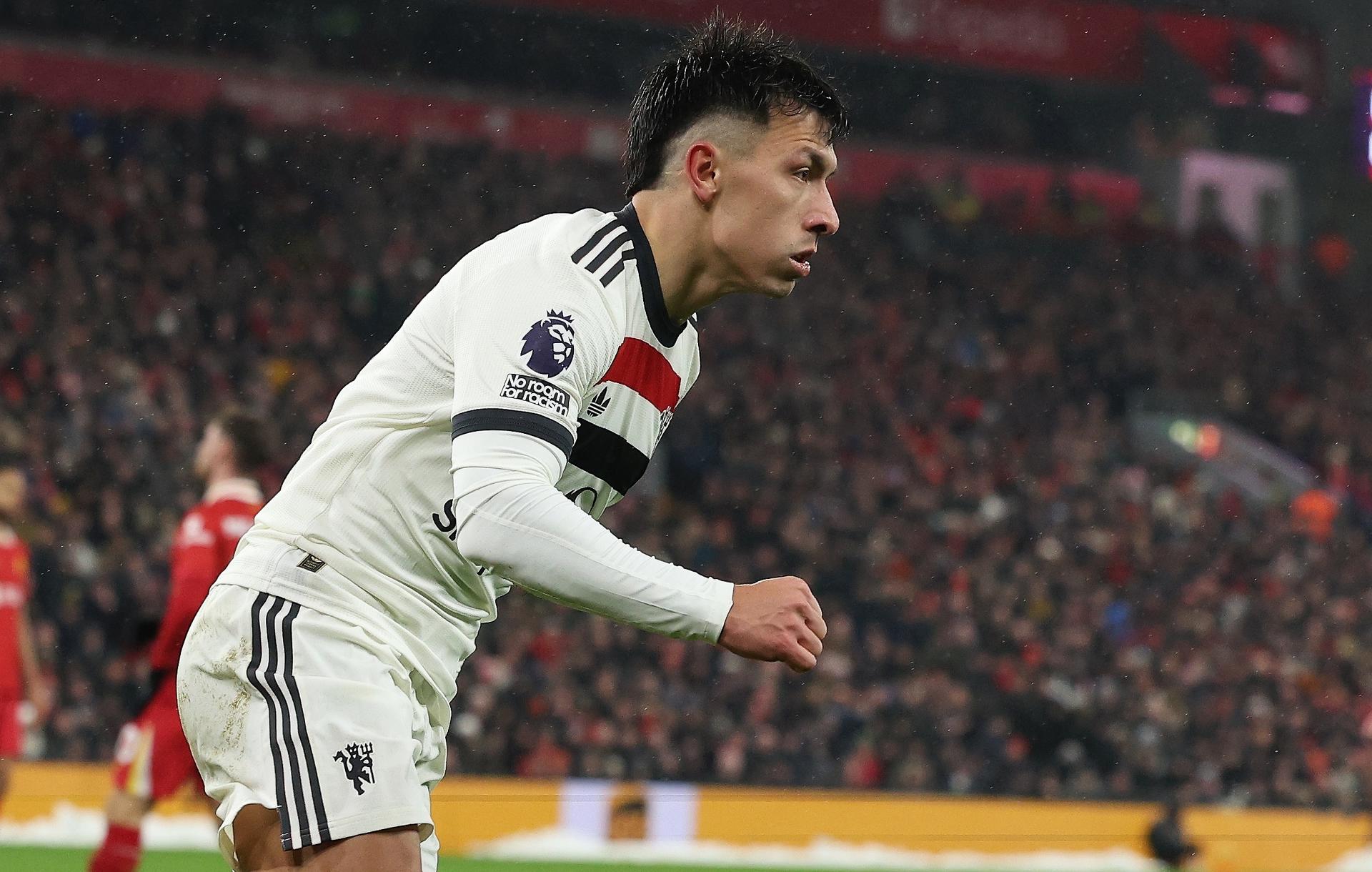 El Regreso de la Fuerza: Lisandro Martínez vuelve a los terrenos después de un año y medio de ausencia.