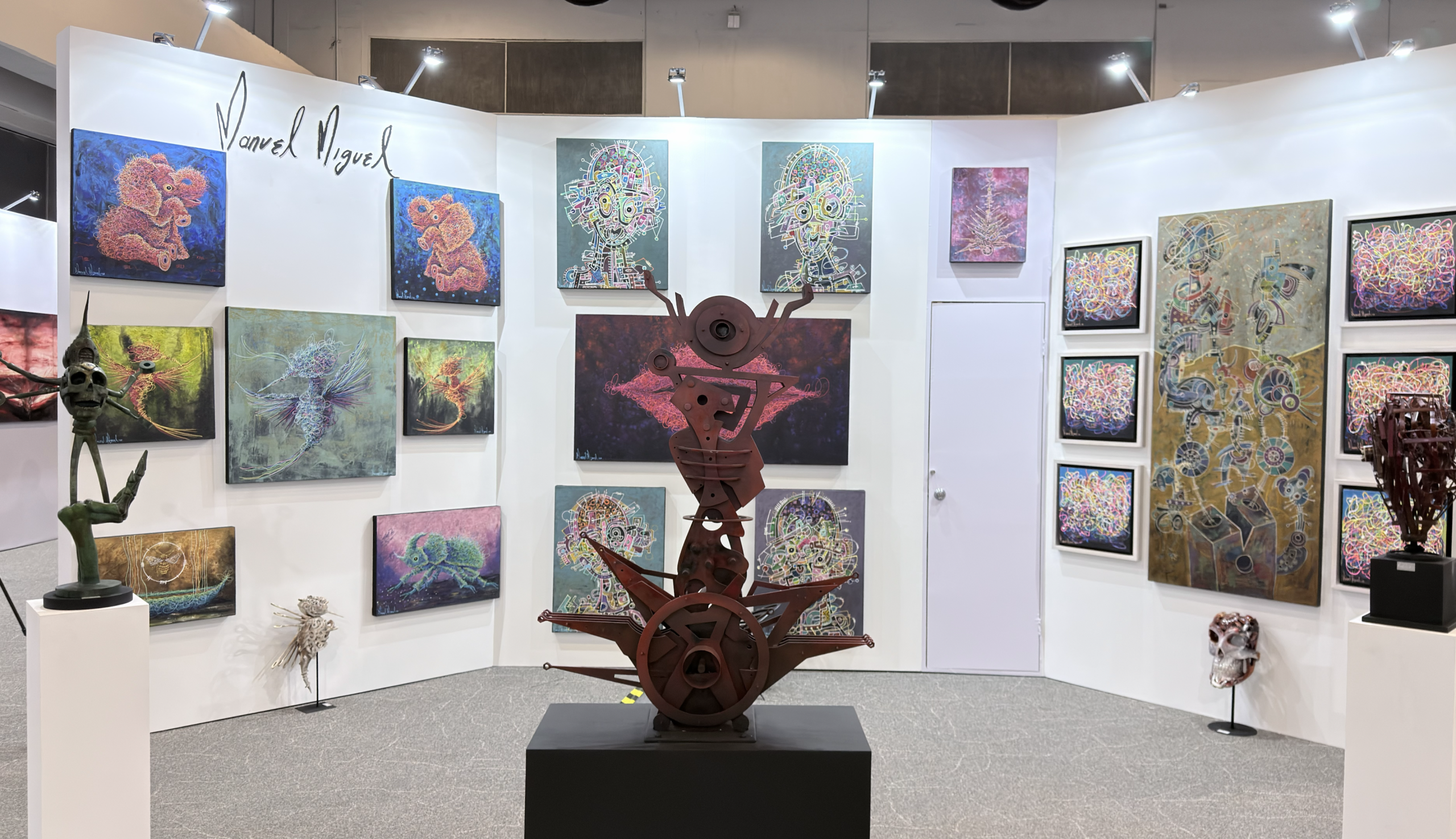 El arte de vivir: La fascinante narrativa visual de Manuel Miguel, un maestro del color que revela la esencia de Oaxaca en cada telas.