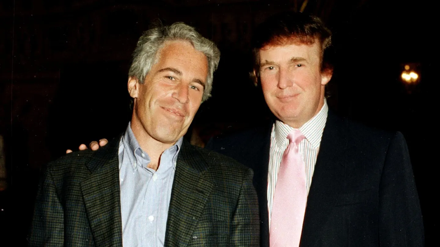 "Escándalo en la élite: Acusación contra trabajadora hace caer a Epstein en descrédito en exclusivo resort de Trump"