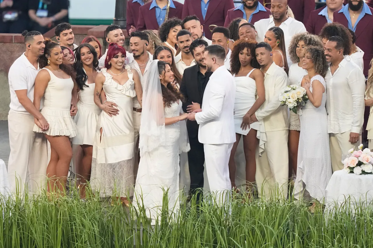 La boda durante espectáculo de medio tiempo del Super Bowl fue real